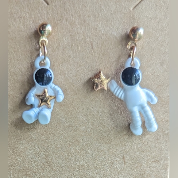New white astronaut's catching gold stars stud closure earrings - Picture 4 of 9